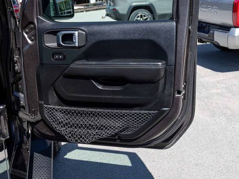 Used 2018 Jeep Wrangler Unlimited Sahara AWD/4WD image 13