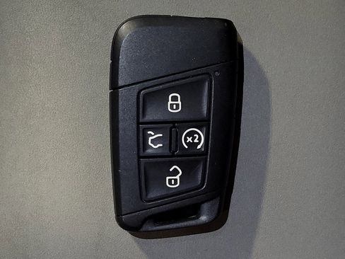 Used 2023 Volkswagen Taos SE w/ Panoramic Sunroof Package FWD image 32