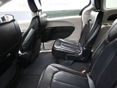 Used 2023 Chrysler Pacifica Touring-L FWD image 23