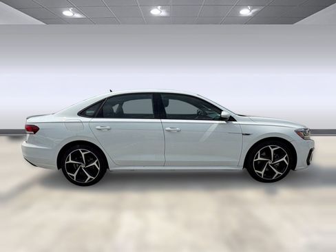 Certified 2022 Volkswagen Passat 2.0T R-Line FWD image 8