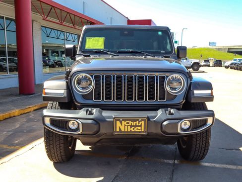 Used 2025 Jeep Wrangler Unlimited Sahara AWD/4WD image 3