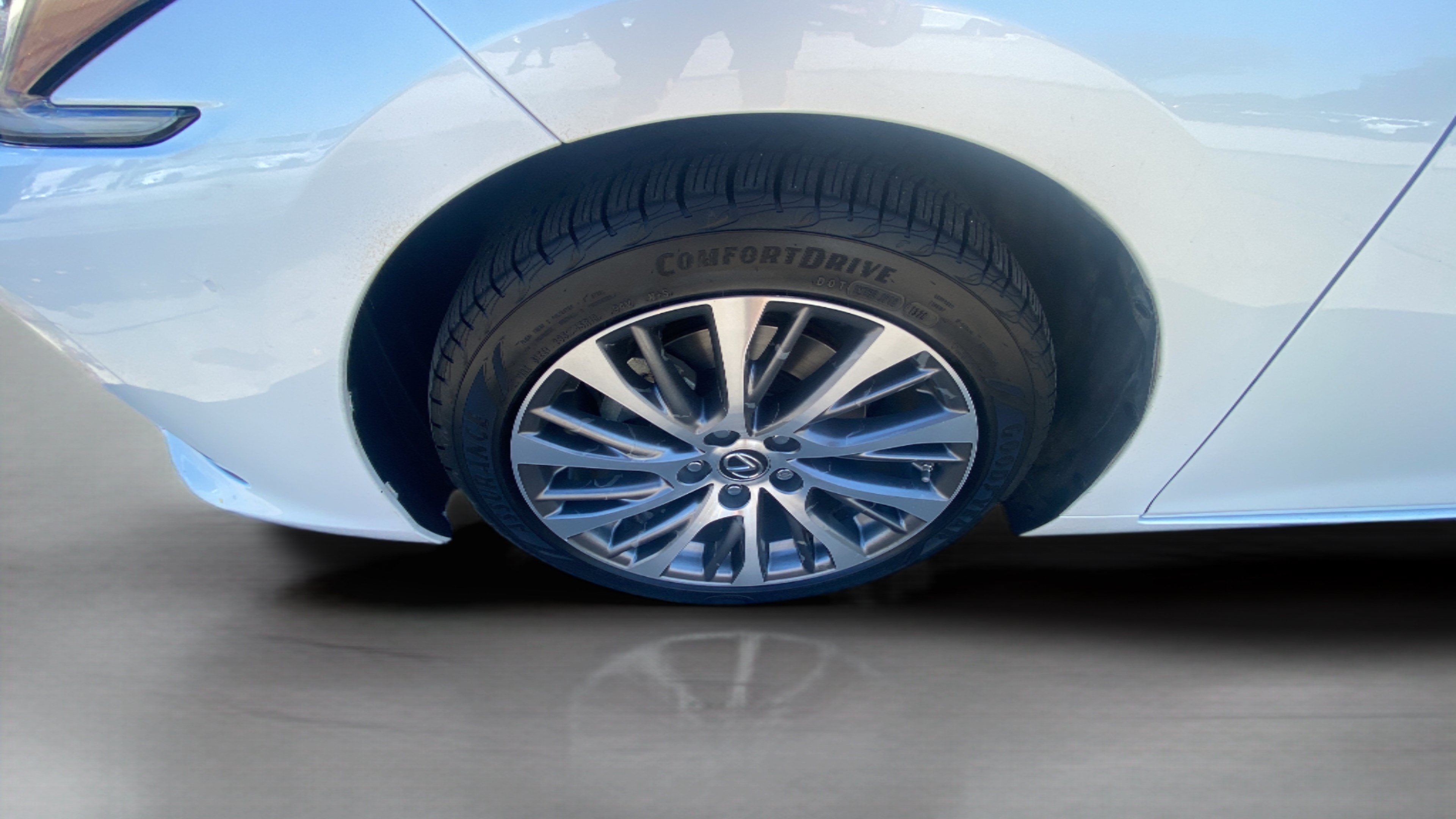 Used 2019 Lexus ES 300h w/ Premium Package FWD image 32
