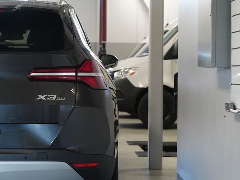 Used 2025 BMW X3 xDrive30i w/ Premium Package image 11