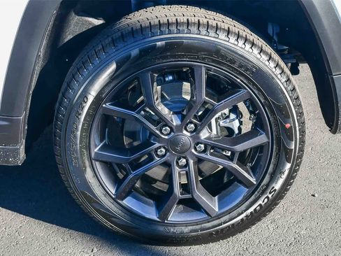 New 2025 Jeep Grand Cherokee L Limited image 10