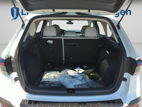 New 2026 Volkswagen Taos SE FWD image 17