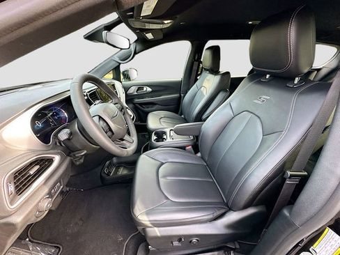 Used 2024 Chrysler Pacifica Select image 21