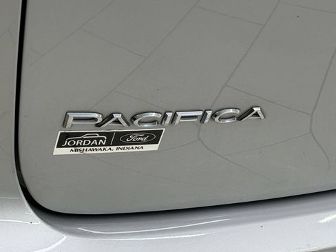 Used 2024 Chrysler Pacifica Touring-L FWD image 34