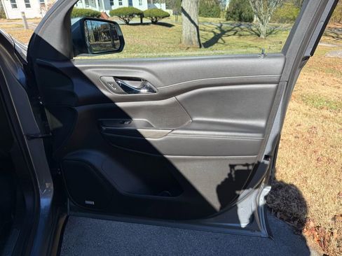 Used 2020 GMC Acadia SLT w/ Driver Alert Package II image 38