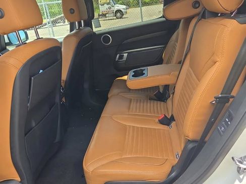 Used 2017 Land Rover Discovery HSE AWD/4WD image 12