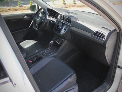 Used 2021 Volkswagen Tiguan SE w/ Panoramic Sunroof Package AWD/4WD image 17