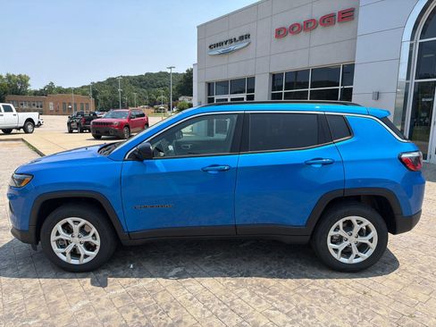 Used 2024 Jeep Compass Latitude w/ Convenience Group AWD/4WD image 5