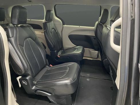Used 2018 Chrysler Pacifica Touring-L image 32