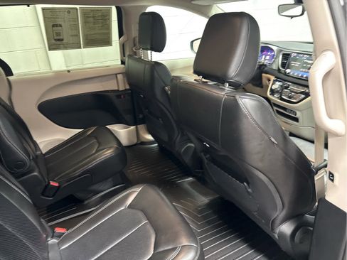 Used 2023 Chrysler Pacifica Touring-L image 24