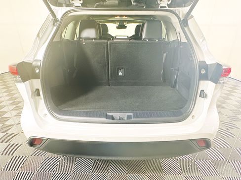 Used 2024 Toyota Highlander XLE FWD image 31