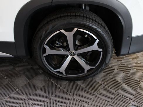 New 2025 Volkswagen Tiguan SE image 22