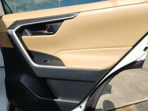 Used 2019 Toyota RAV4 LE FWD image 16
