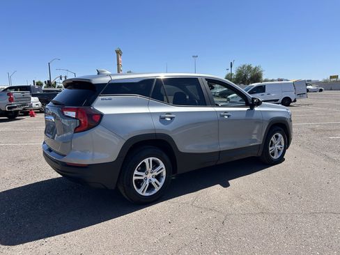 Used 2024 GMC Terrain SLE image 4
