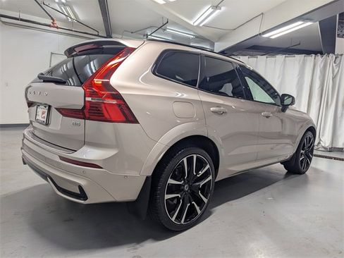 Used 2023 Volvo XC60 B5 Ultimate w/ Climate Package image 3