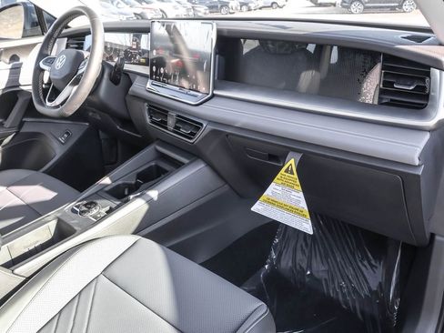 New 2026 Volkswagen Tiguan SE image 40
