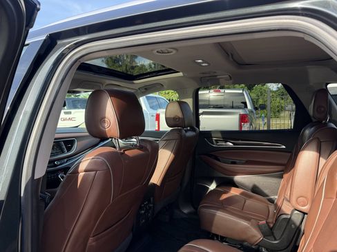 Used 2018 Buick Enclave Avenir w/ Avenir Technology Package AWD/4WD image 12