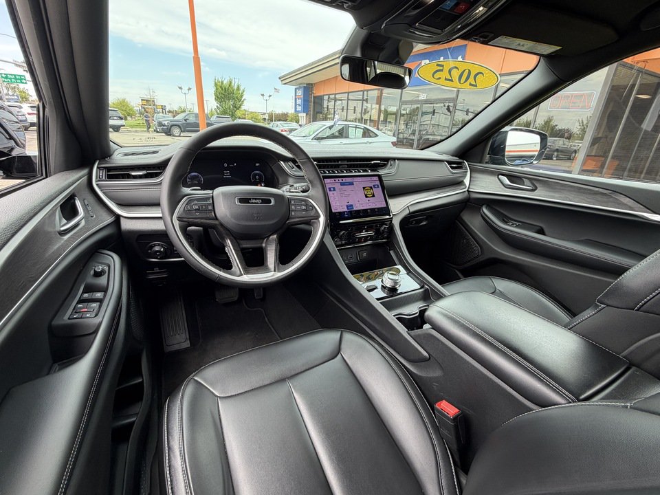 Used 2025 Jeep Grand Cherokee Limited AWD/4WD image 14