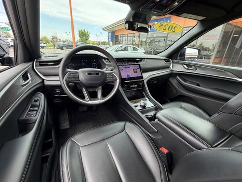 Used 2025 Jeep Grand Cherokee Limited w/ Black Appearance Package AWD/4WD image 14