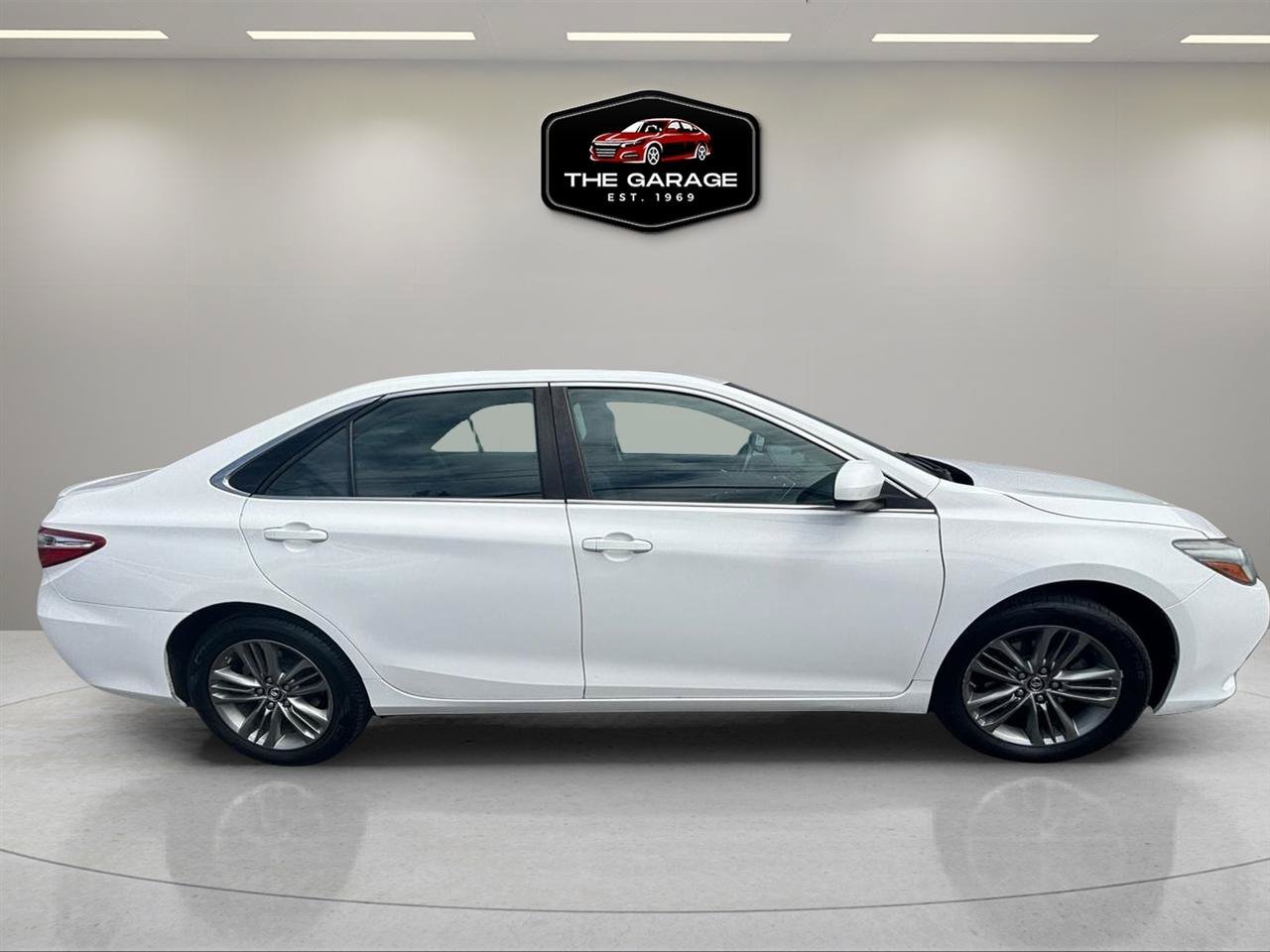 Used 2016 Toyota Camry SE w/ Moonroof Package FWD image 6