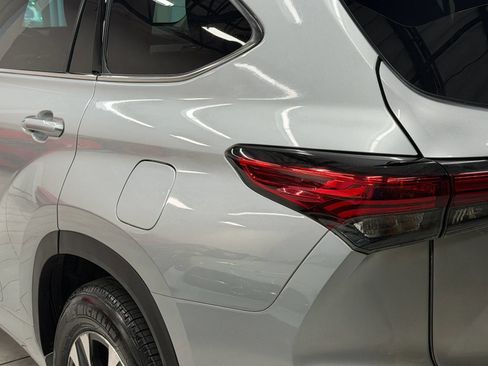 Used 2020 Toyota Highlander XLE AWD/4WD image 12