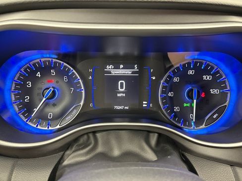 Used 2020 Chrysler Pacifica Touring FWD image 13