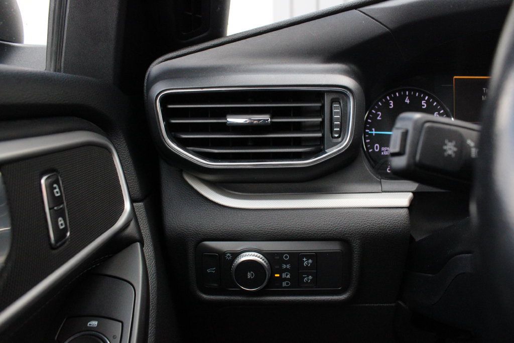 Used 2020 Ford Explorer XLT w/ Equipment Group 202A AWD/4WD image 8