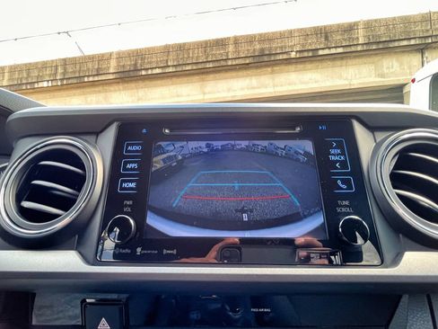 Used 2018 Toyota Tacoma TRD Off-Road AWD/4WD image 28