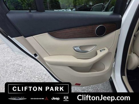 Used 2022 Mercedes-Benz GLC 300 4MATIC image 12