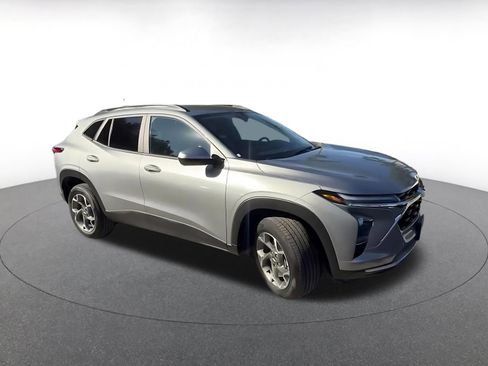 Used 2025 Chevrolet Trax LT image 2