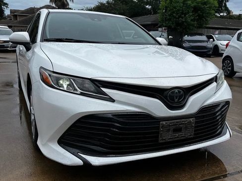 Used 2020 Toyota Camry LE FWD image 3