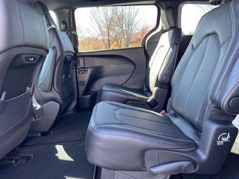 New 2026 Chrysler Pacifica Select image 28