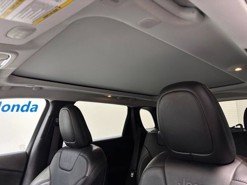 Used 2019 Jeep Cherokee Limited AWD/4WD image 16