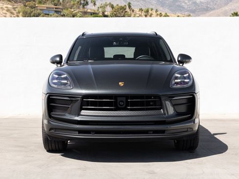 Certified 2025 Porsche Macan AWD/4WD image 10