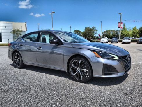 Used 2023 Nissan Altima 2.5 SR w/ SR Premium Package image 2