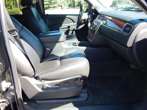 Used 2013 Chevrolet Avalanche LT image 18