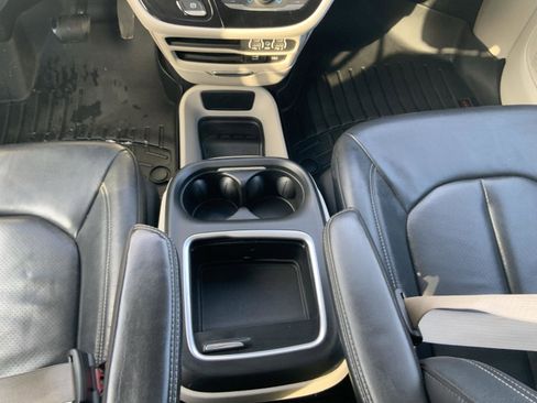 Used 2022 Chrysler Pacifica Touring-L image 50