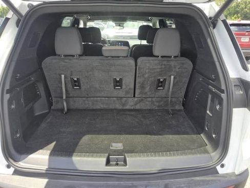 Used 2026 Chevrolet Traverse LT w/ Driver Confidence Package FWD image 9