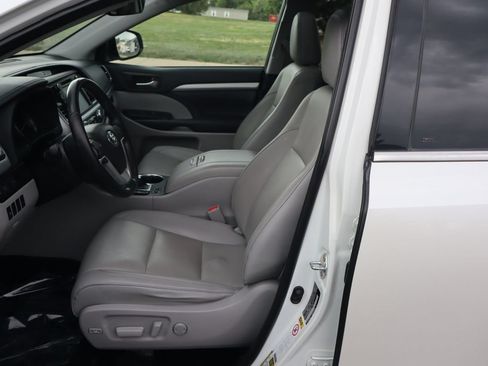 Used 2019 Toyota Highlander XLE AWD/4WD image 20