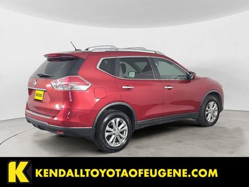 Used 2016 Nissan Rogue SV w/ SV Premium Package image 2