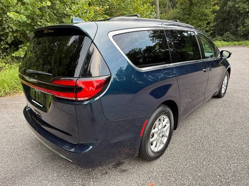Used 2022 Chrysler Pacifica Touring-L FWD image 6