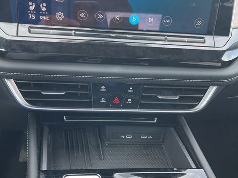 Used 2025 Volkswagen Atlas SE FWD image 24