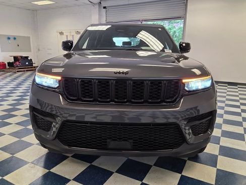 Used 2024 Jeep Grand Cherokee Altitude RWD image 2
