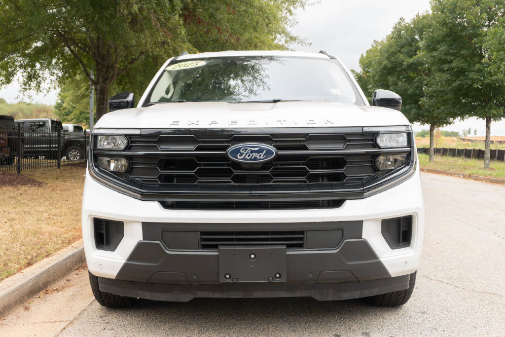 Used 2025 Ford Expedition Max Active RWD image 3