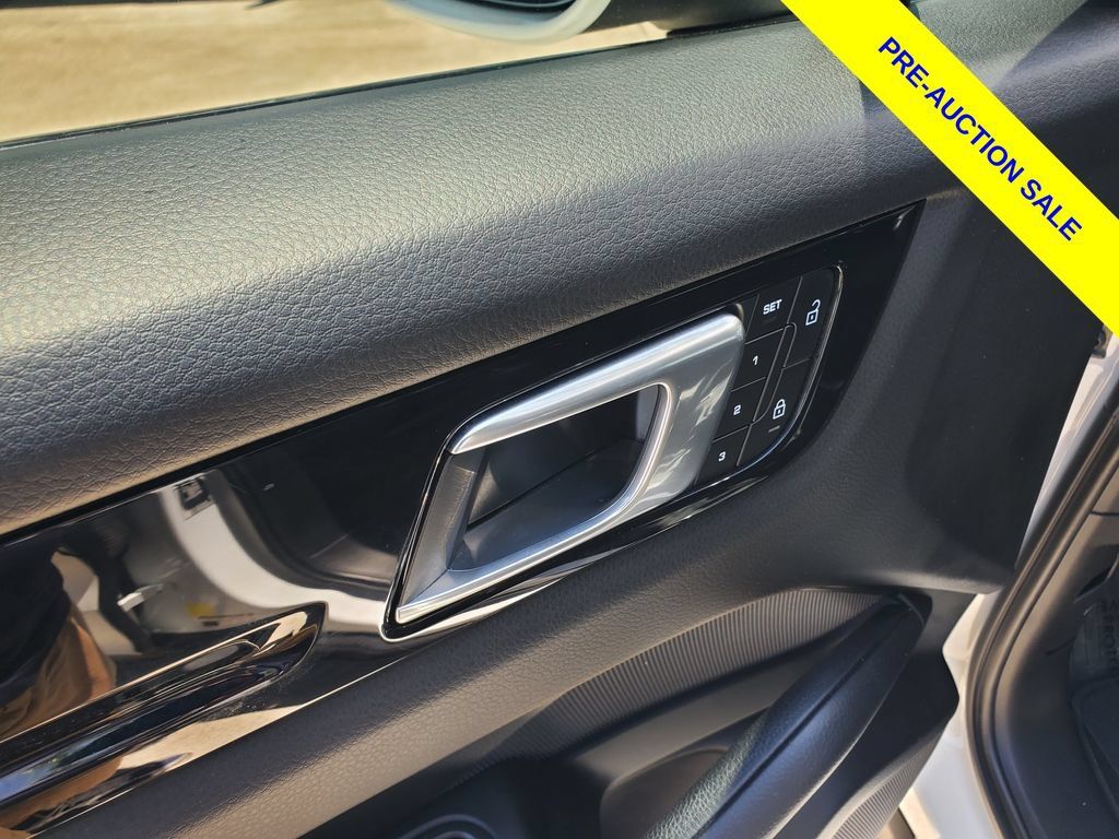 Used 2023 Porsche Cayenne AWD/4WD image 22