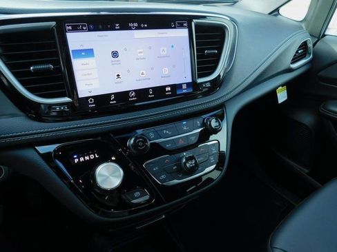 New 2026 Chrysler Pacifica Select image 28