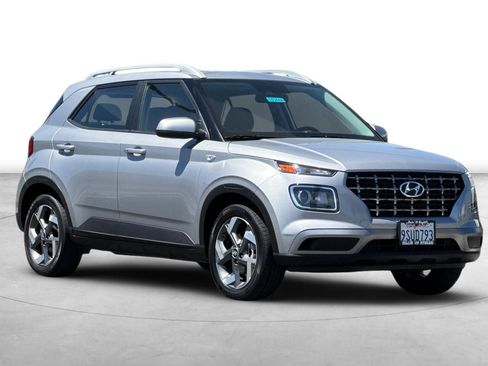 Used 2025 Hyundai Venue SEL FWD image 8